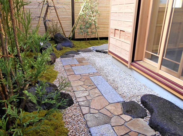 石張りの作庭例